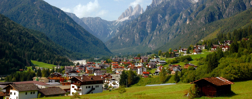 Una vista del paese immerso nel verde